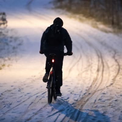 polkupyörä, talvipyöräily, polkupyöräilijä, liukas keli, kaamos