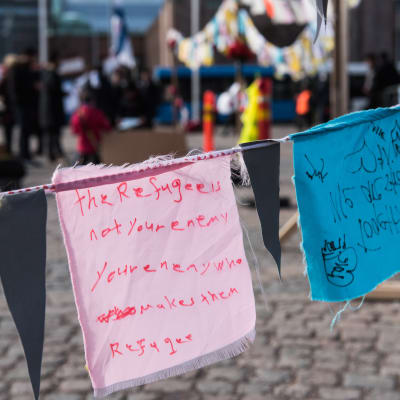 Helsingin Rautaientorilla irakilaisten ja Afganilaisten turvapaikanhakijoiden telttakylä maaliskuu 2017