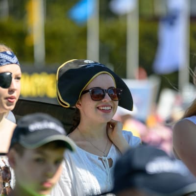 Ungdomar utklädda till pirater på stafettkarnevalen.