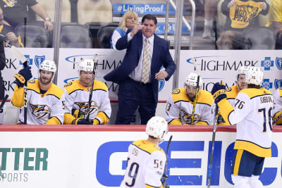 Peter Laviolette instruerar sina spelare i avbytarbåset.