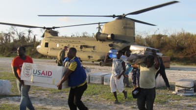 Hjälp distribueras med hjälp av helikoptrar eftersom många vägar har spolats bort eller blockeras av jordskred