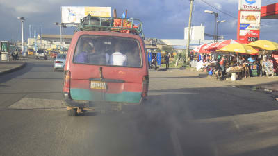 En dieseldriven paketbil i Liberia släpper med svarta avgasutsläpp