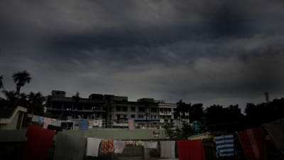 Cyklonen Amphan för med sig mörka regnmoln till Indien.