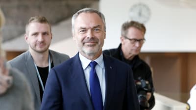 Liberalernas ordförande Jan Björklund tittar in i kameran och ler.