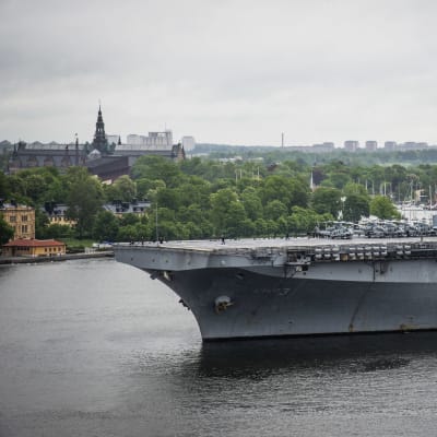 USS Kearsarge sota-alus Tukholman edustalla.