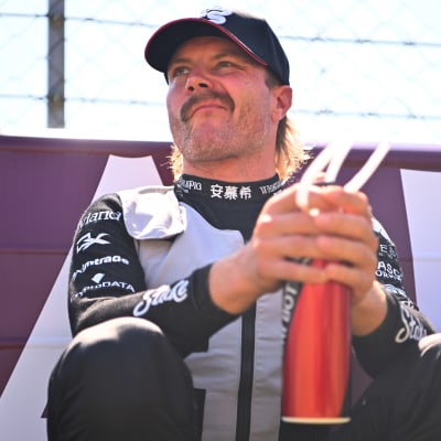 Valtteri Bottas radalla ennen Unkarin F1-kisan starttia.