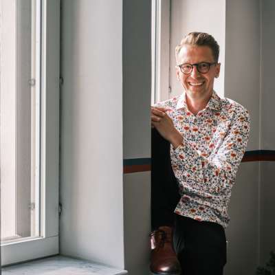 Vaasan kaupunginteatterin teatterijohtaja Seppo Välinen istuu ikkunasyvennyksessä.