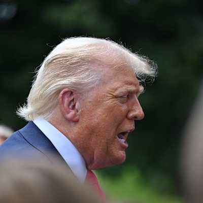 Trump puhuu kiihkeästi, profiilikuva.