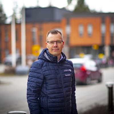 Lasse Leppä kKyllön terveyskeskusen edustalla. Jyväskylässä valmistellaan Kyllön sotekiinteistön myynitä.