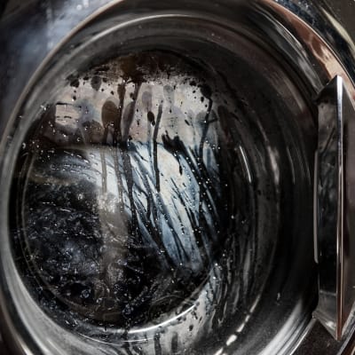 Närbild på luckan till en tvättmaskin.