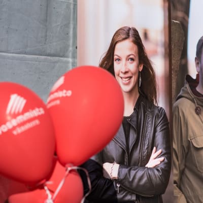 Li Andersson och Paavo Arhinmäki med röda kampanjballonger.