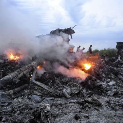 Brinnande rester av det malaysiska passagerarplanet MH17 i närheten av Donetsk 17.7.2014