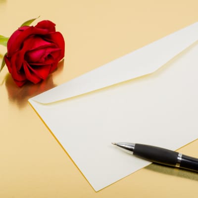 Ett brev med en ros.