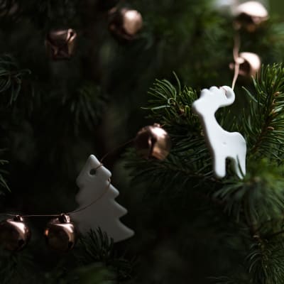lähikuva koristellun joulukuusen oksista
