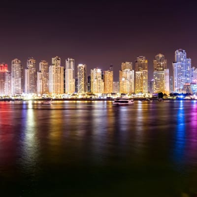 Dubai på natten, sett från havet.