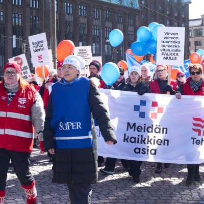 Tehys demonstrationståg i Helsingfors våren 2022. 