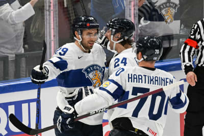 Finlands ishockeylag firar mål.