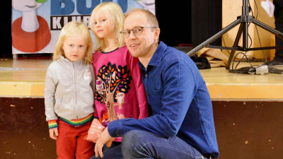 Emmi tyckte det var roligast att sjunga. Här står hon mellan Vilma och Rune.