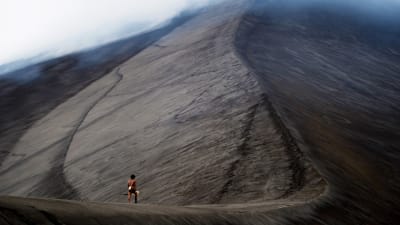 Dain (Mungau Dain) går upp till Yahul vulkanen.
