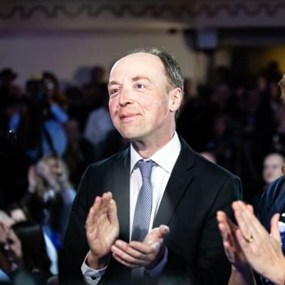 Bild från riksdagsvalet 2019. Jussi Halla-aho ler och klappar med händerna.