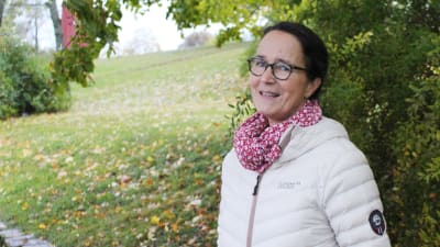 kvinna under träd