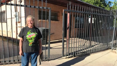 Vicky står utanför sitt hem i Nogales.