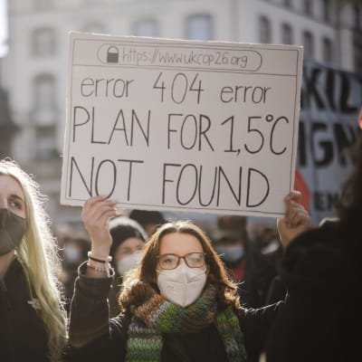 Demonstranter vid en klimatdemonstration i Glasgow.