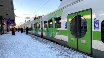 Tåg vid tågstationen i Lahtis