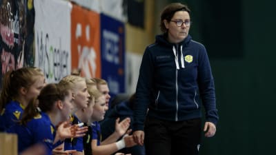 Birgitta Lindholm vid Kyrkslätts bänk under bronskampen 2021.