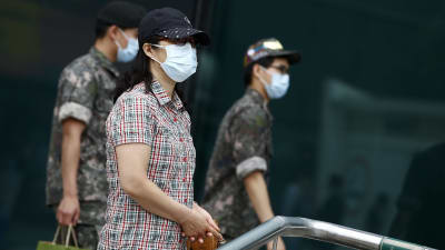 Sydkoreaner använder  smittskydd då de rör sig utomhus