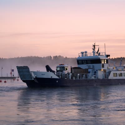 Förbindelsebåten Falkö en dimmig höstmorgon