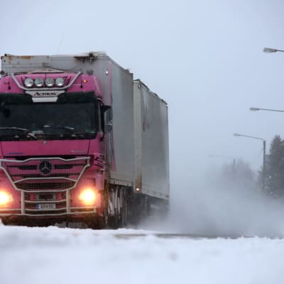 Pinkki rekka ajaa kantatiellä 79 Kittilässä.