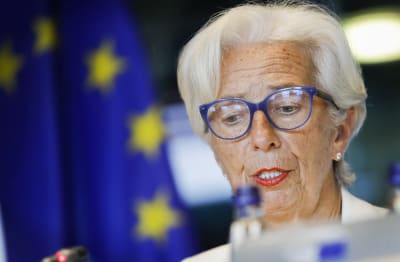 Christine Lagarde talar i en mikrofon. I bakgrunden EU:s flagga.