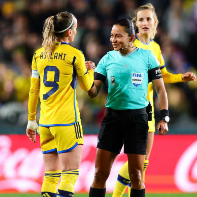 Kosovare Asllani skakar hand med domaren Edina Alves.