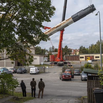 Kuvassa purettiin Etelä-Savon Energia ESEn entisten toimitilojen yhteydessä Mikkelin Vuorikadulla sijainnut piippu syyskuussa 2021.