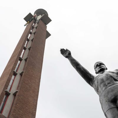 Patsas seisoi Amsterdamin olympiastadionin ulkopuolella vuoden 1928 kesäolympialaisista lähtien. 