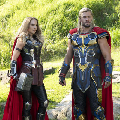 Mighty Thor (Natalie Portman) och Thor (Chris Hemsworth) står i full stridsmundering bredvid varandra.
