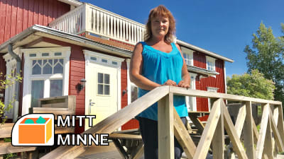 Marianne Långkvist som står på terassen med huset i bakgrunden.