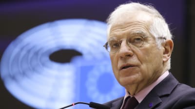 Närbild på Josep Borrell i EU-parlamentet. Han är en äldre man med vitt hår. 