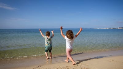 Barn på en strand i Spanien. Palma de Mallorca 26.4.2020