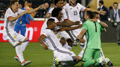 Colombias målvalt David Ospina firar med sitt lag efter att ha räddat en straff i Copa America-semifinalen mot Peru.