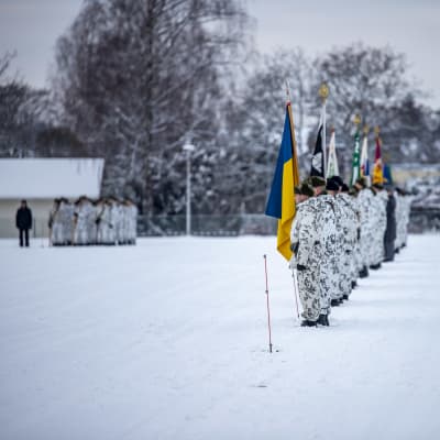 Puolustusvoimat harjoittelemassa itsenäisyyspäivän paraatia varten Haminassa.