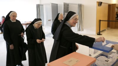 Nunnor röstar i parlamentsvalet i Spanien 20.12.2015.