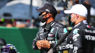 Lewis Hamilton och Valtteri Bottas blickar åt sidan.