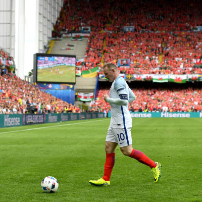 Englands Wayne Rooney på väg mot hörnflaggan i matchen mot Wales.