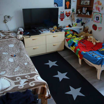 Kahden ukrainalaisen pakolaislapsen huone Savonrannalla.