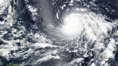 Supertyfonen Mangkhut befinner sig nu öster om Filippinernas huvudö Luzon där tyfonen tar i land på lördag morgon lokal tid