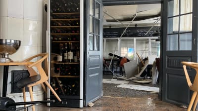 Vy in mot ett rum i en restaurang där delar av taket hänger ner.