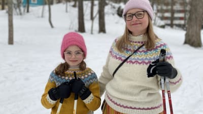 Linnea och Maria Lindén skidade i Pernås folkdräkt.