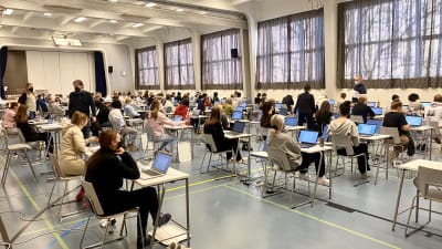 Studentskrivningar i Kaleva gymnasium.